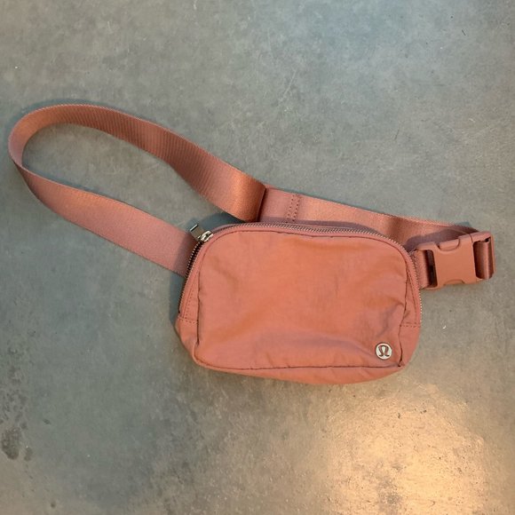 lululemon athletica Handbags - Everywhere Belt Bag